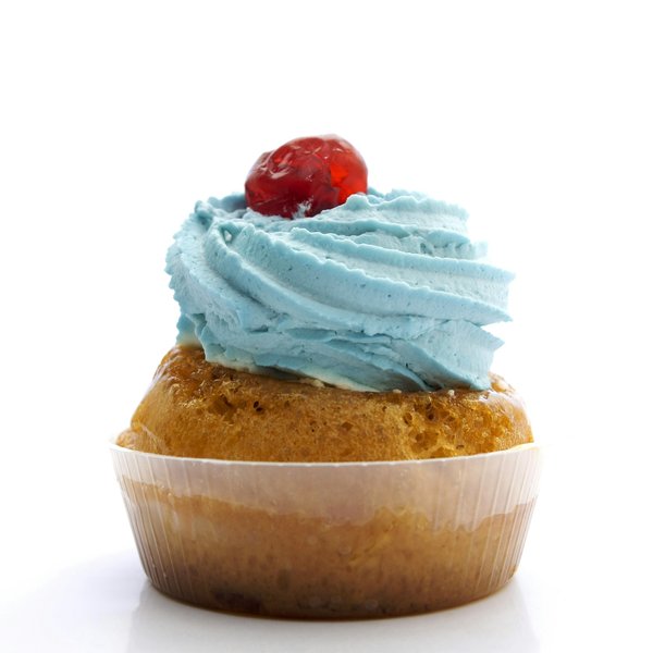 Quels hébergements à Marrakech proposent des cours de cuisine marocaine et des visites des souks ?